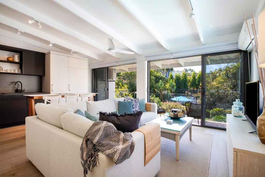 Retreat Chic: Poolside On The Esplanade Apartment