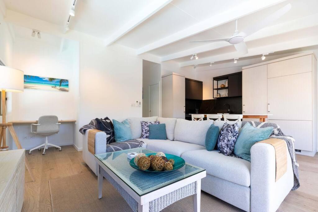 Retreat Chic: Poolside On The Esplanade Apartment *