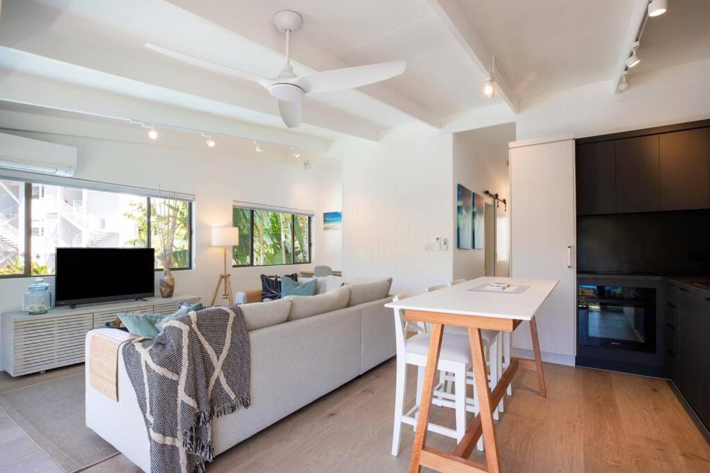 Retreat Chic: Poolside On The Esplanade Apartment *