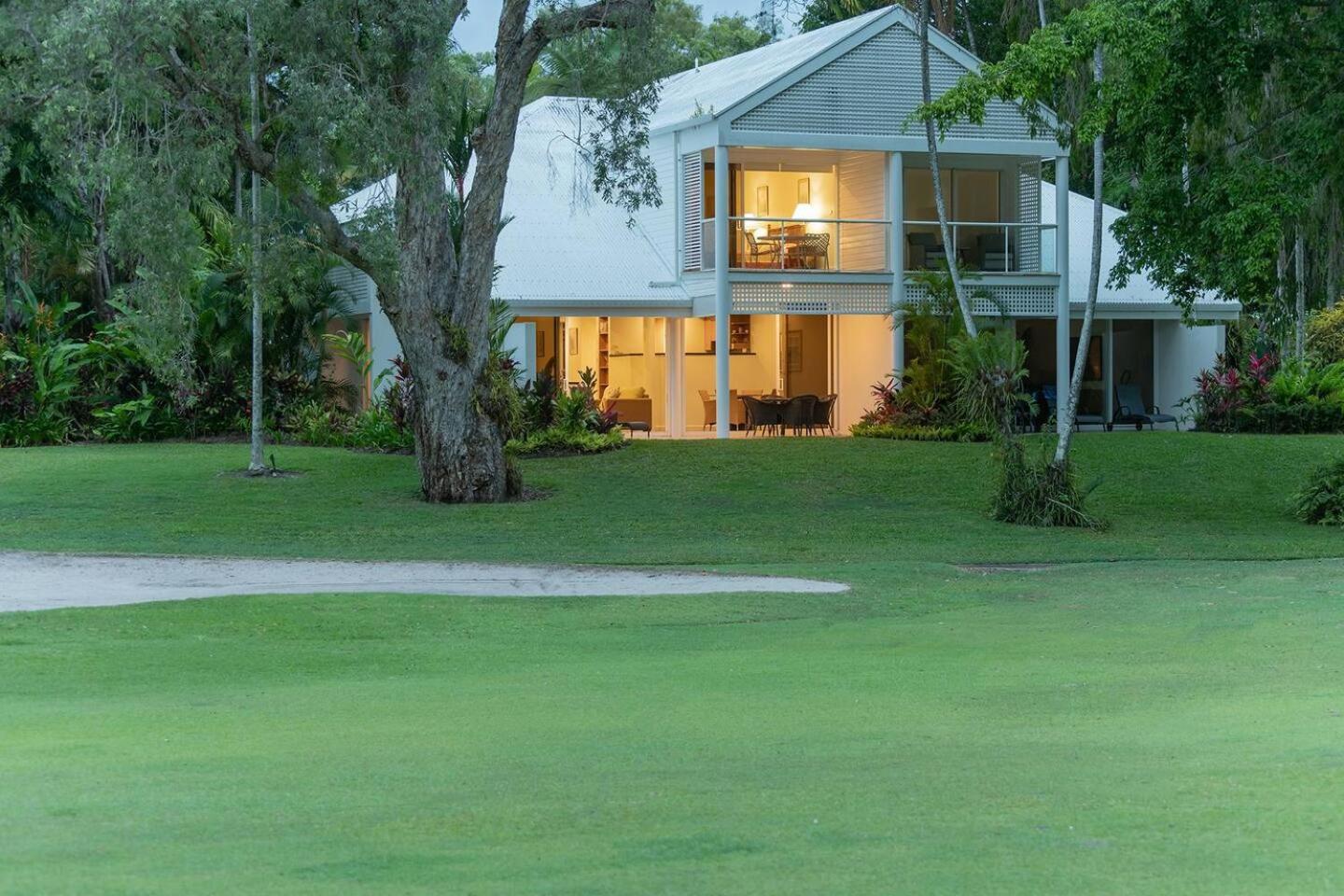 Villa Tropical Resort-style Living On Mirage Golf Course Port Douglas