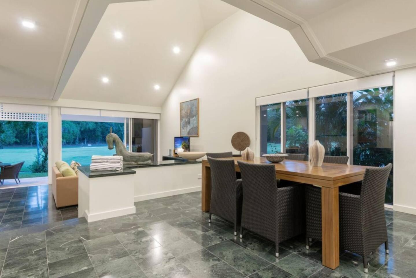 Tropical Resort-style Living On Mirage Golf Course Villa *