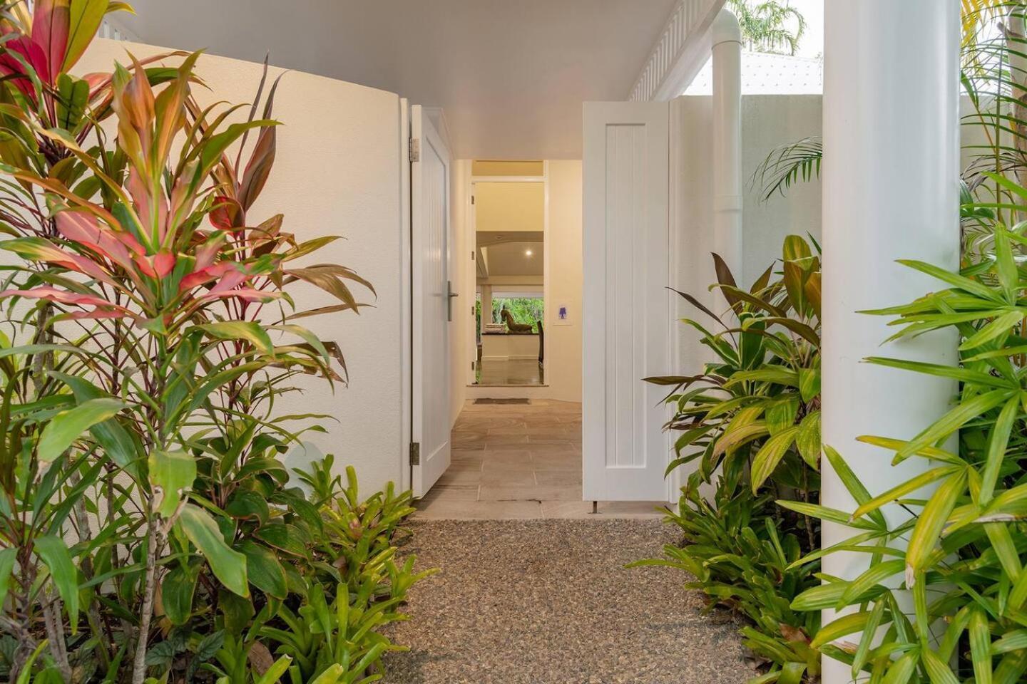 Tropical Resort-style Living On Mirage Golf Course * Port Douglas