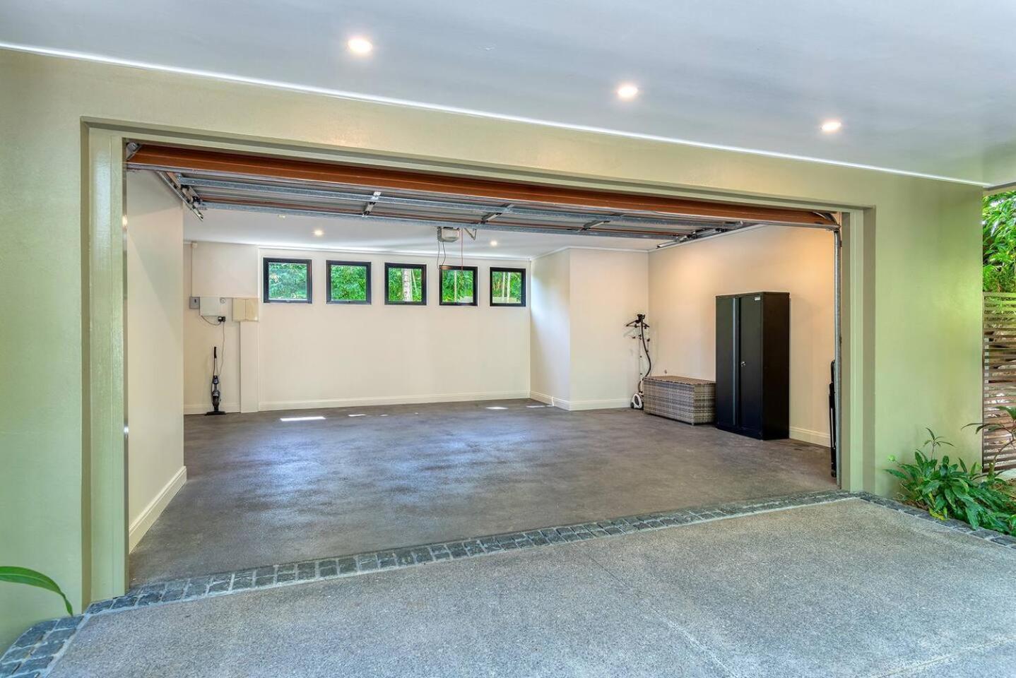 Flagstaff Pavillion - A Lush Subtropical Paradise Villa Port Douglas