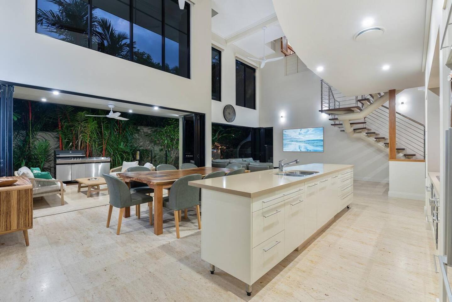 Flagstaff Pavillion - A Lush Subtropical Paradise Villa *