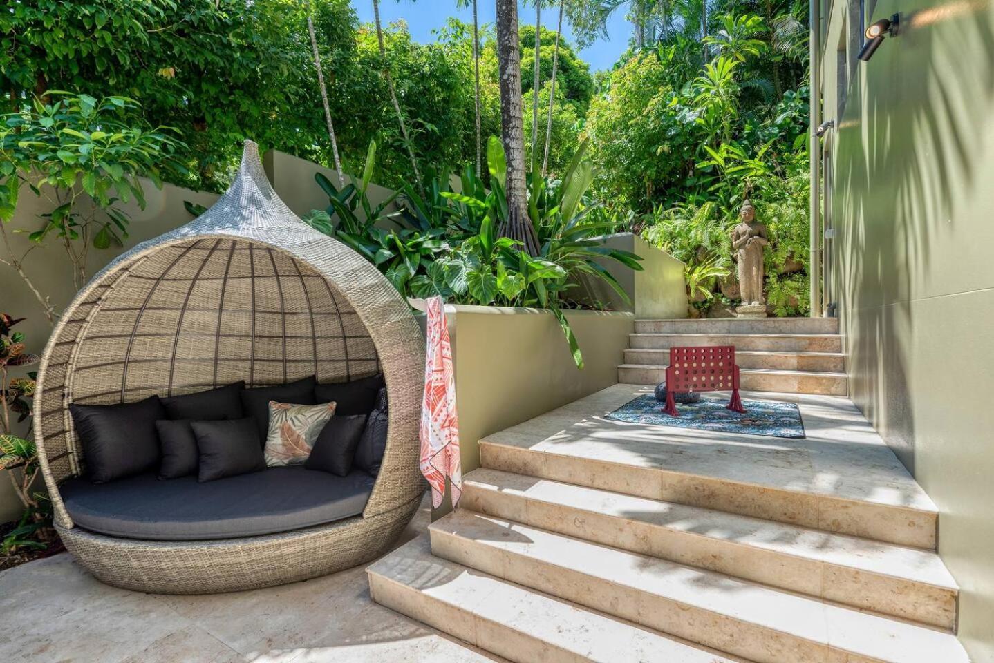 Flagstaff Pavillion - A Lush Subtropical Paradise Villa Port Douglas