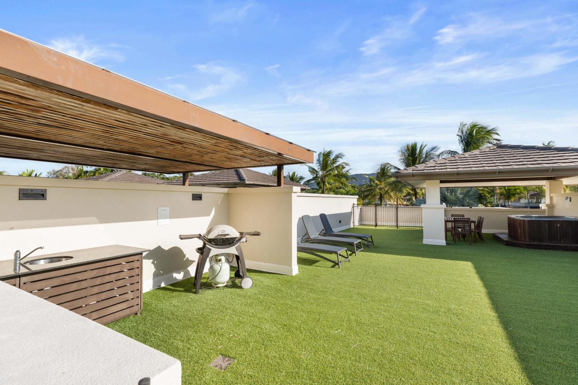 Temple & * Port Douglas