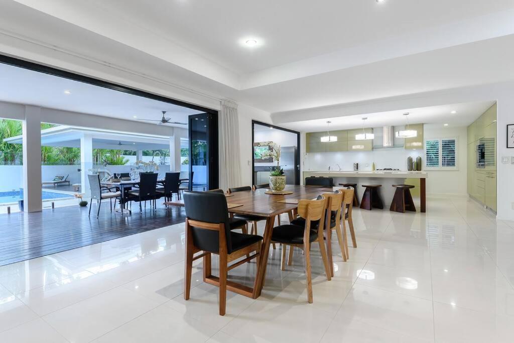 Holiday home The White House - 5 Bedrooms Close To Town &