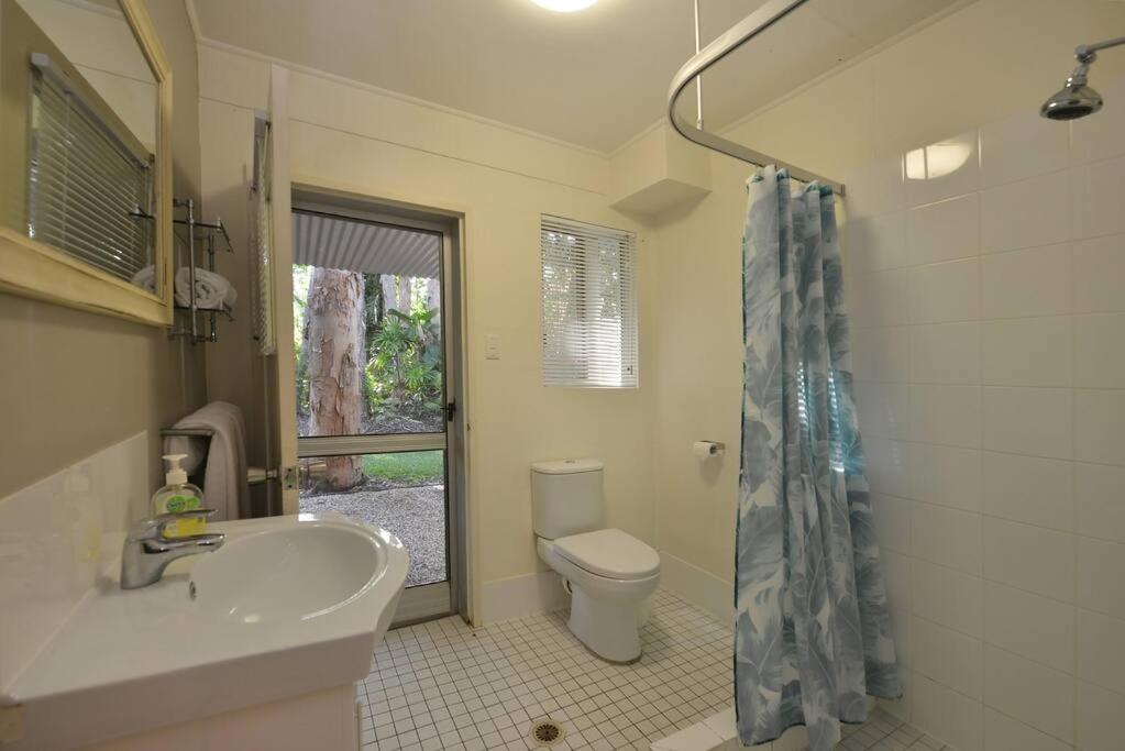 3 Bedroom Queenslander Close To Four Mile *