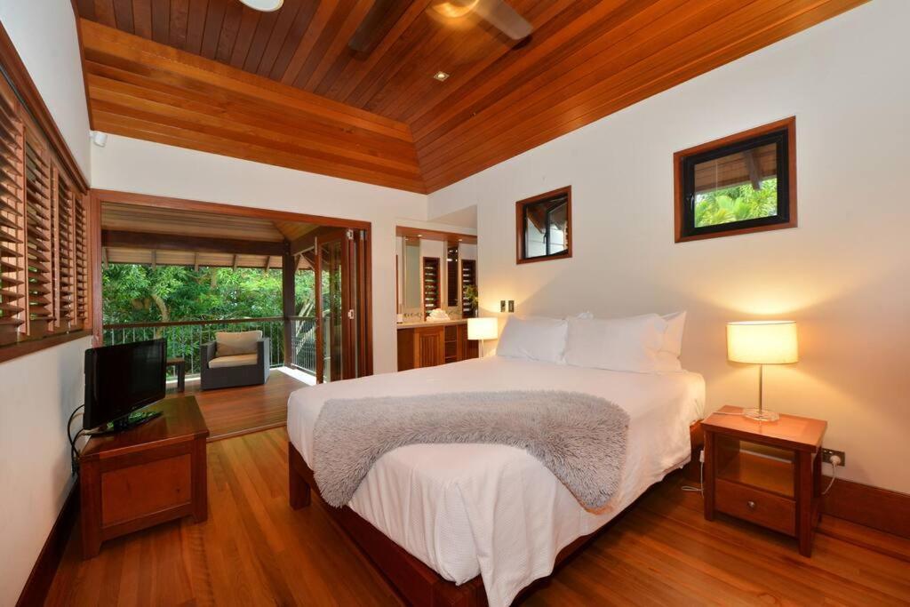 Cowrie House - Luxury 4 Bedroom Beachfront Holiday home