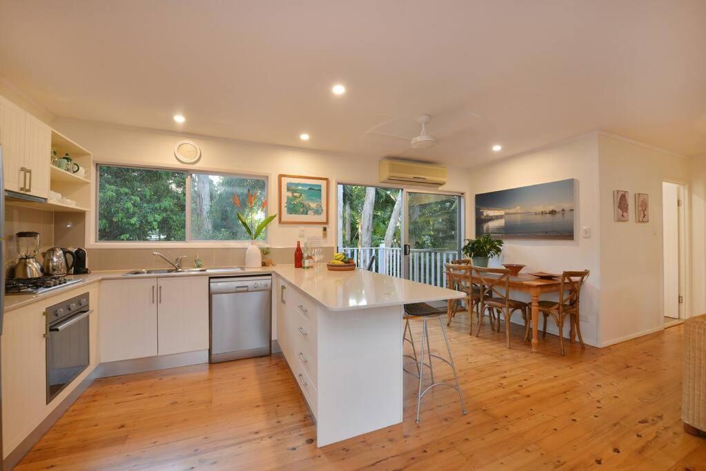 3 Bedroom Queenslander Close To Four Mile *