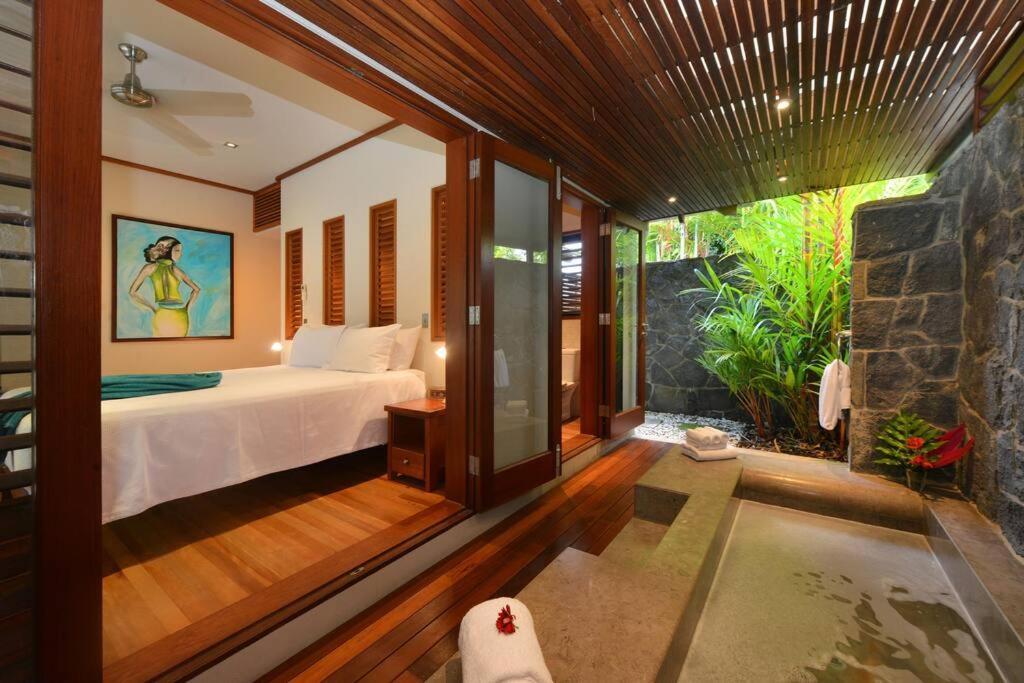 Cowrie House - Luxury 4 Bedroom Beachfront