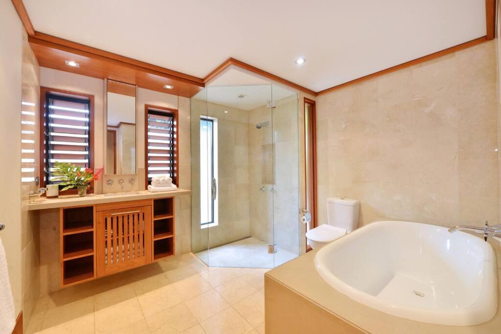 Cowrie House - Luxury 4 Bedroom Beachfront Holiday home Port Douglas