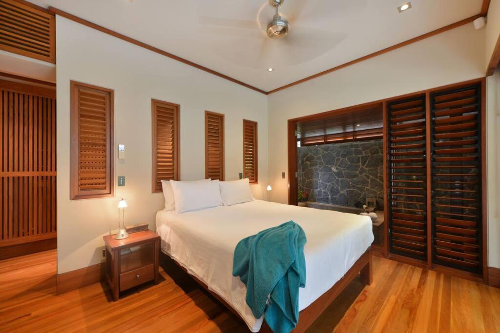 Cowrie House - Luxury 4 Bedroom Beachfront Holiday home *