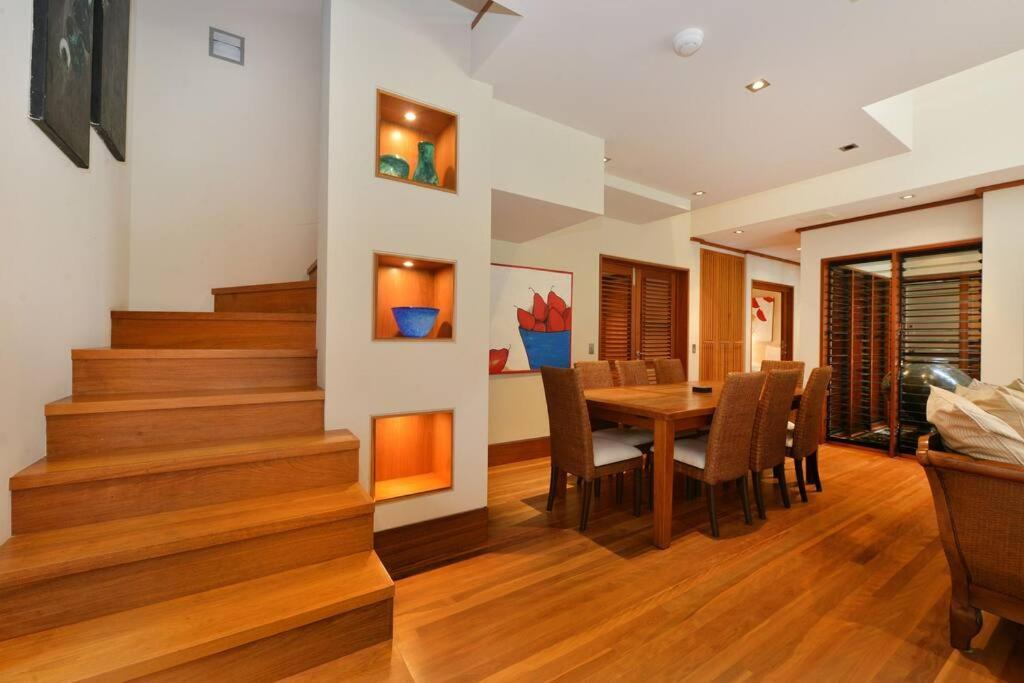 Cowrie House - Luxury 4 Bedroom Beachfront Holiday home Port Douglas