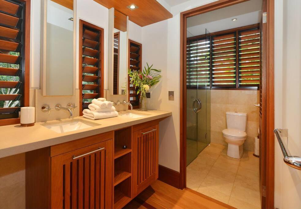 Cowrie House - Luxury 4 Bedroom Beachfront Holiday home