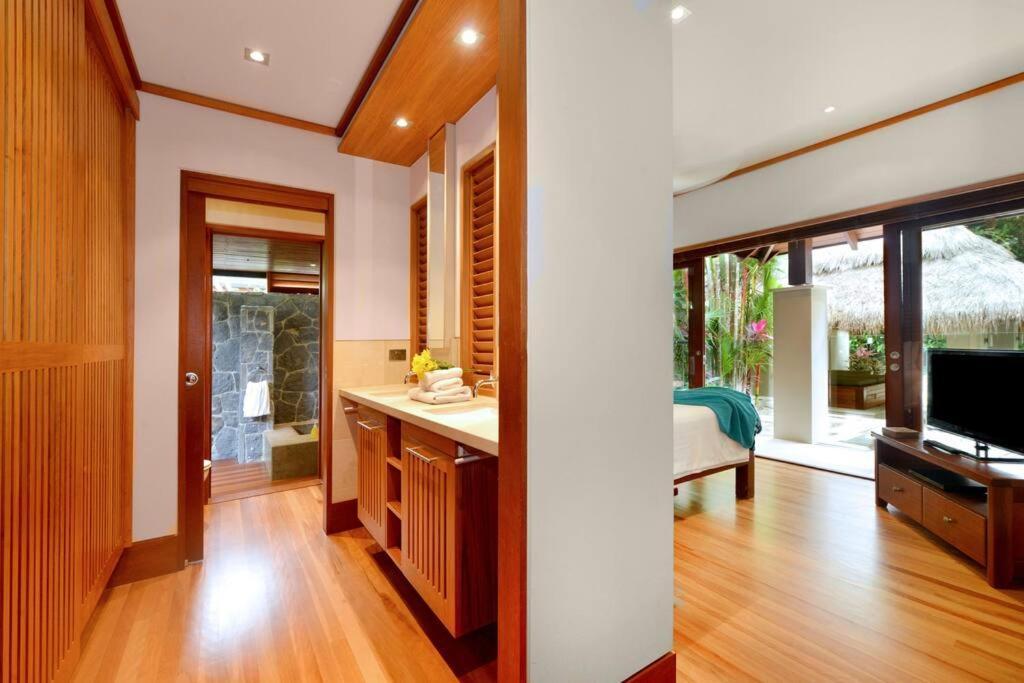 Holiday home Cowrie House - Luxury 4 Bedroom Beachfront *