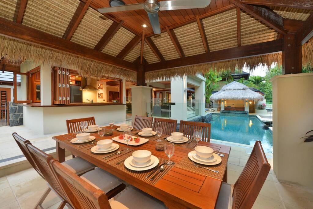 Cowrie House - Luxury 4 Bedroom Beachfront *
