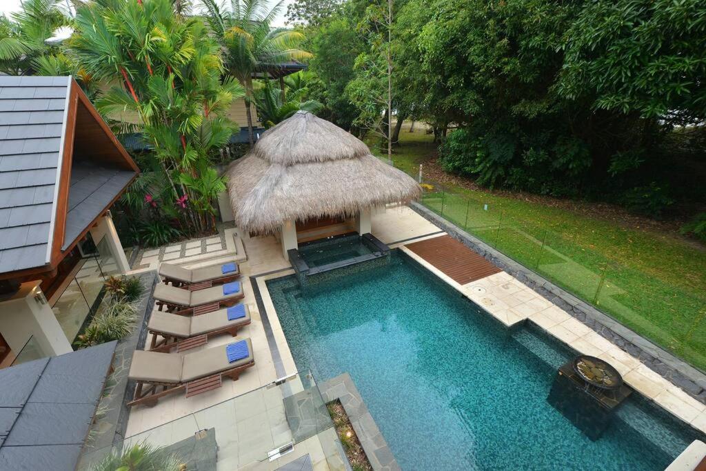 Cowrie House - Luxury 4 Bedroom Beachfront Holiday home Port Douglas