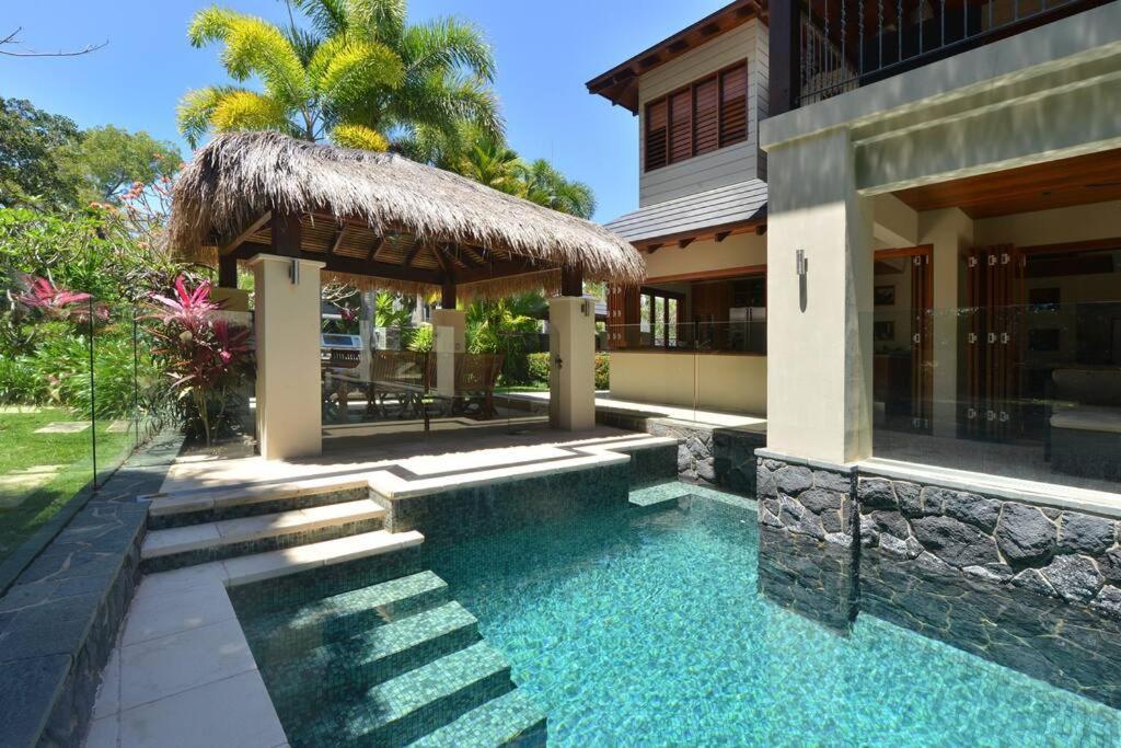 Cowrie House - Luxury 4 Bedroom Beachfront Holiday home *