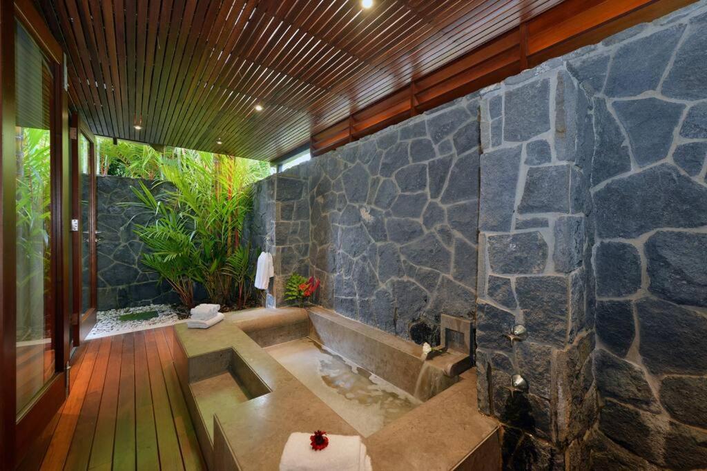 Cowrie House - Luxury 4 Bedroom Beachfront Holiday home Port Douglas