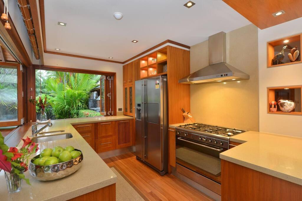 Cowrie House - Luxury 4 Bedroom Beachfront *