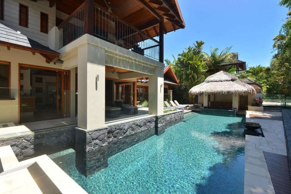 Holiday home Cowrie House - Luxury 4 Bedroom Beachfront Port Douglas