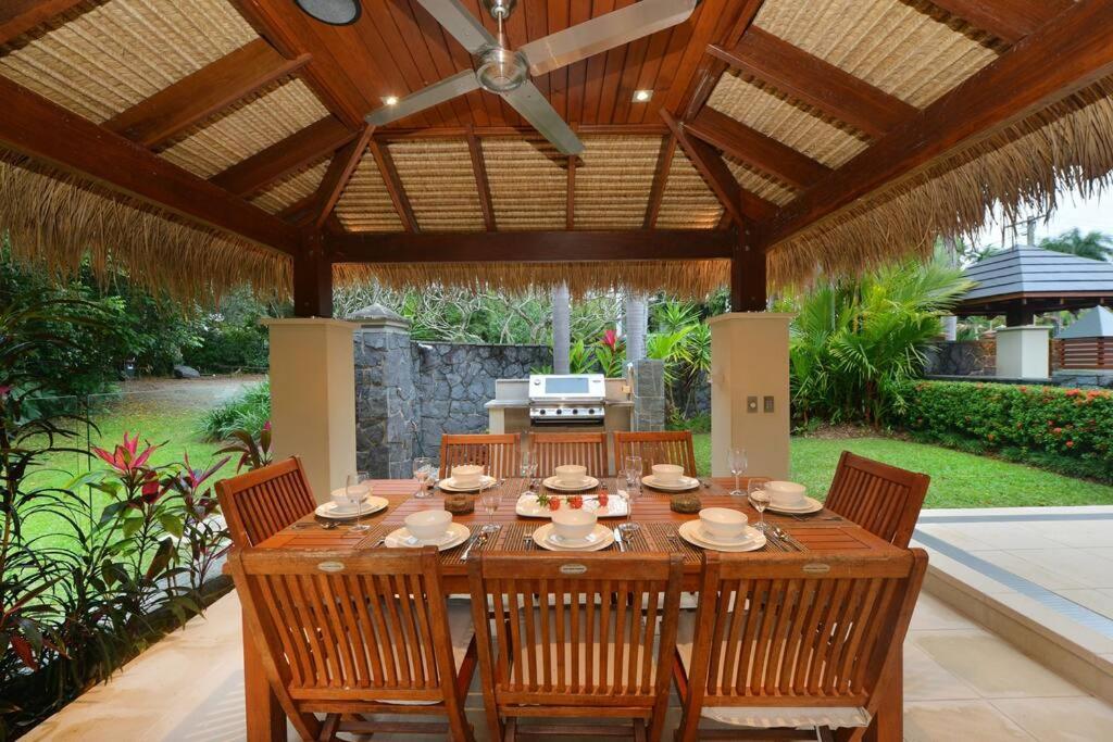 Cowrie House - Luxury 4 Bedroom Beachfront * Port Douglas