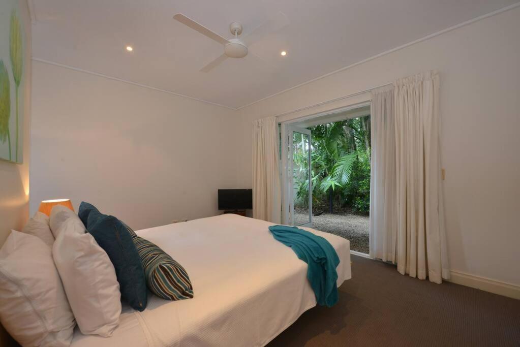 Plantation House - Private 4 Bedroom Beachfront Retreat Port Douglas