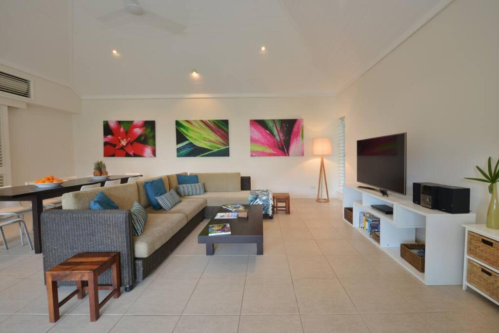 Plantation House - Private 4 Bedroom Beachfront Retreat *