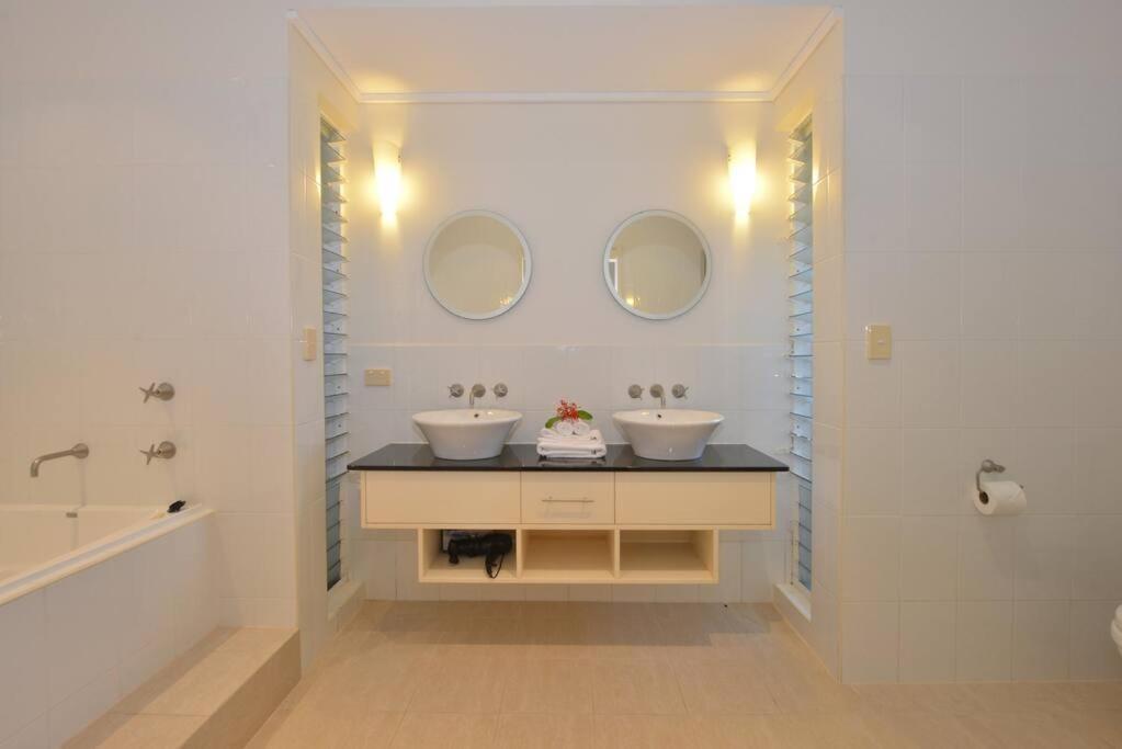 Plantation House - Private 4 Bedroom Beachfront Retreat Port Douglas