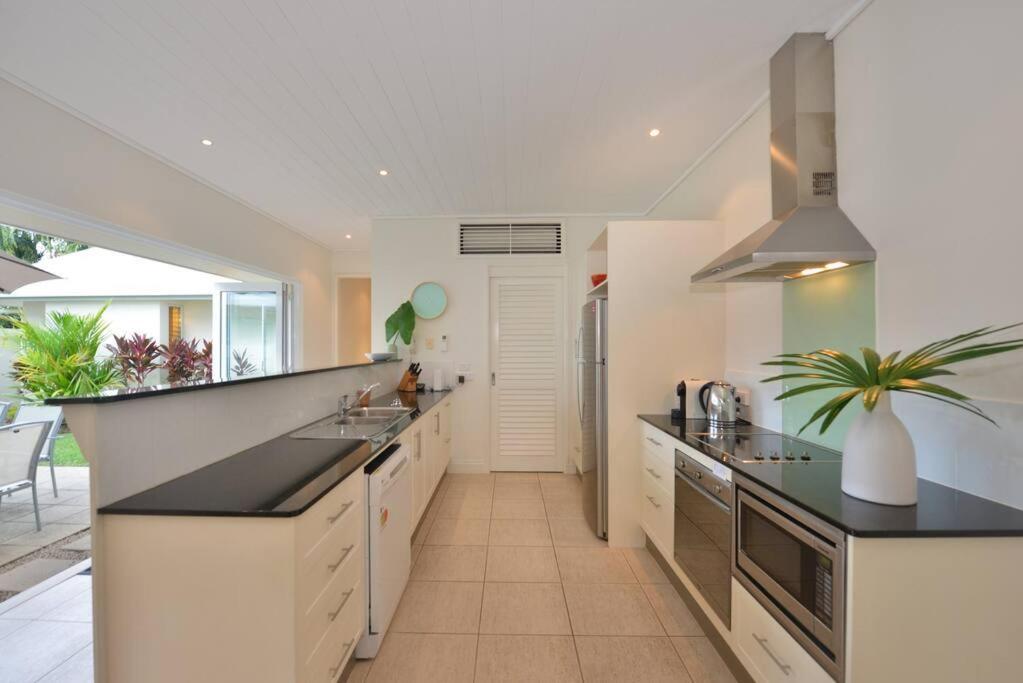 Plantation House - Private 4 Bedroom Beachfront Retreat *
