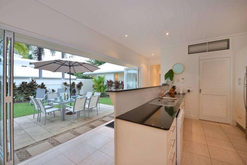 Plantation House - Private 4 Bedroom Beachfront Retreat * Port Douglas