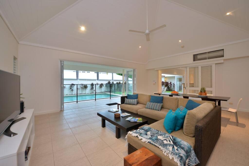 Plantation House - Private 4 Bedroom Beachfront Retreat Holiday home Port Douglas