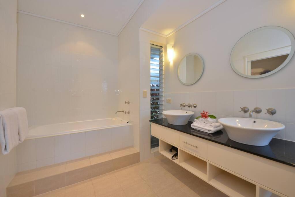 Plantation House - Private 4 Bedroom Beachfront Retreat *