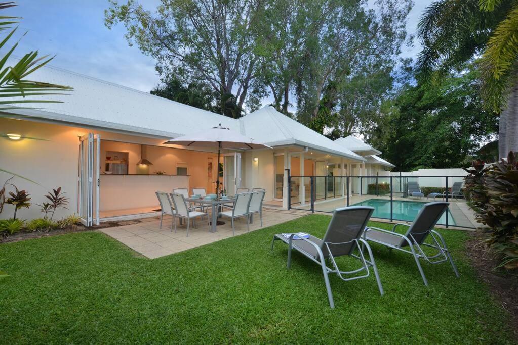 Plantation House - Private 4 Bedroom Beachfront Retreat Holiday home