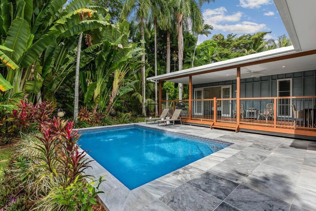 5 Cowrie Street - 4 Bedroom Beachside Queenslander Holiday home
