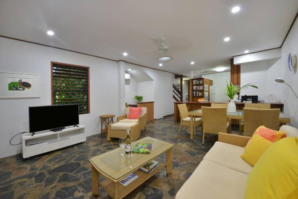 Spindrift Townhouse 3 - The Coral Sea At Your Door