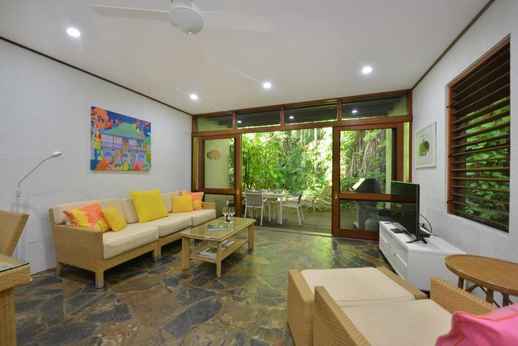 Spindrift Townhouse 3 - The Coral Sea At Your Door
