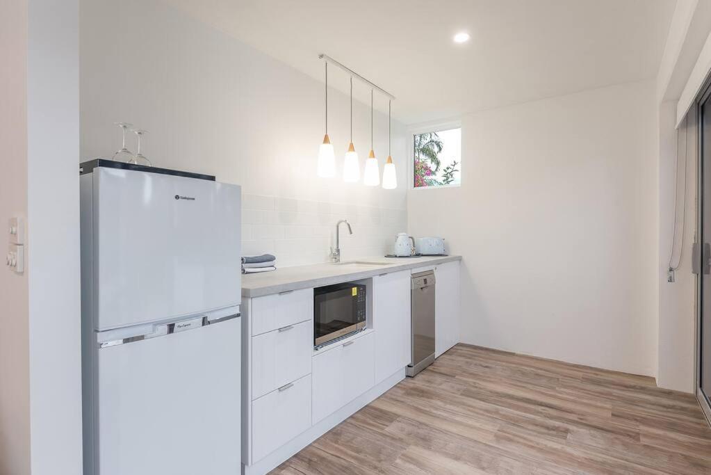 10 Wharf Street - A Tropical Family *