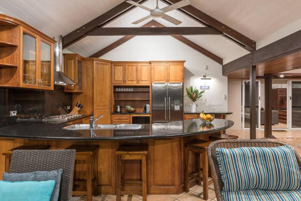 10 Wharf Street - A Tropical Family