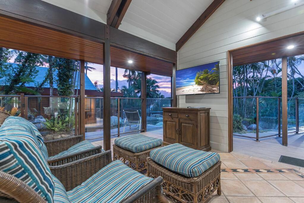 10 Wharf Street - A Tropical Family