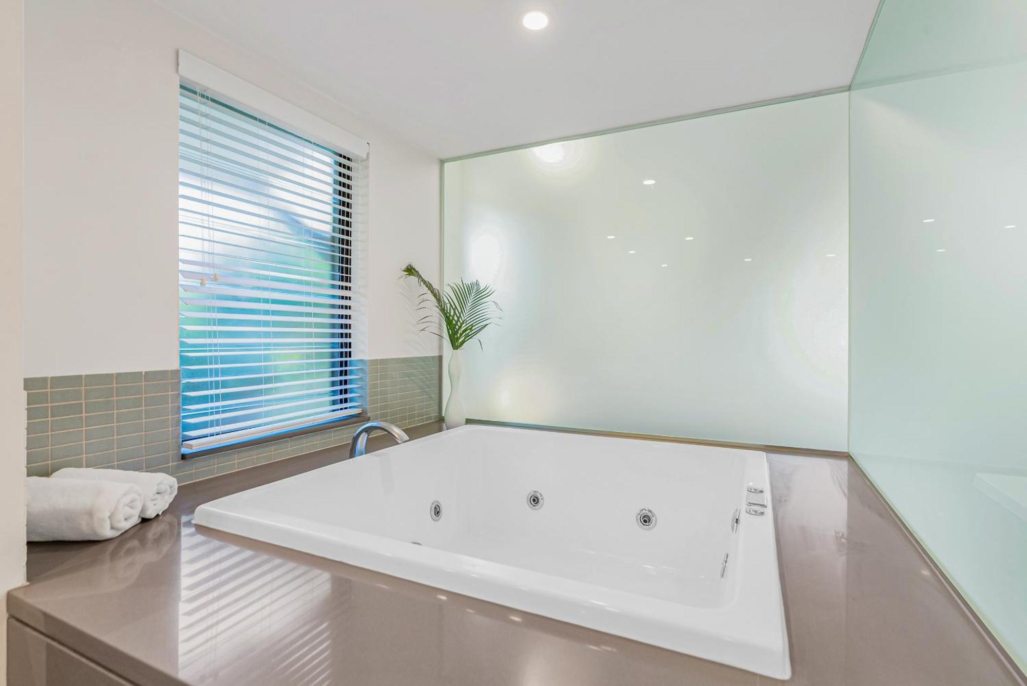 Resort-style Swim Out - A Poolside Oasis Apartment