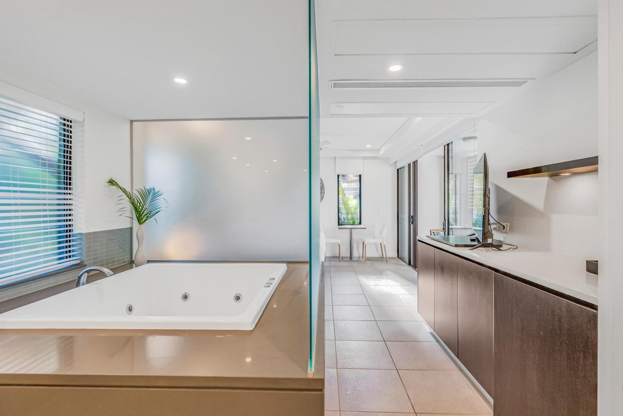 Apartment Resort-style Swim Out - A Poolside Oasis