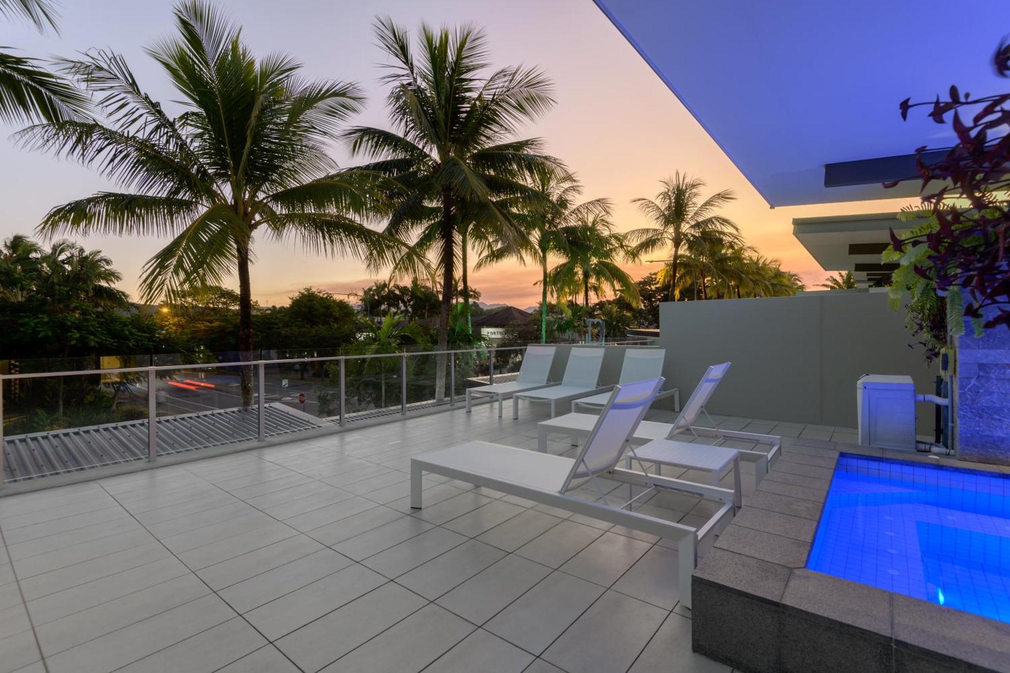 Coconut Grove Aparthotel