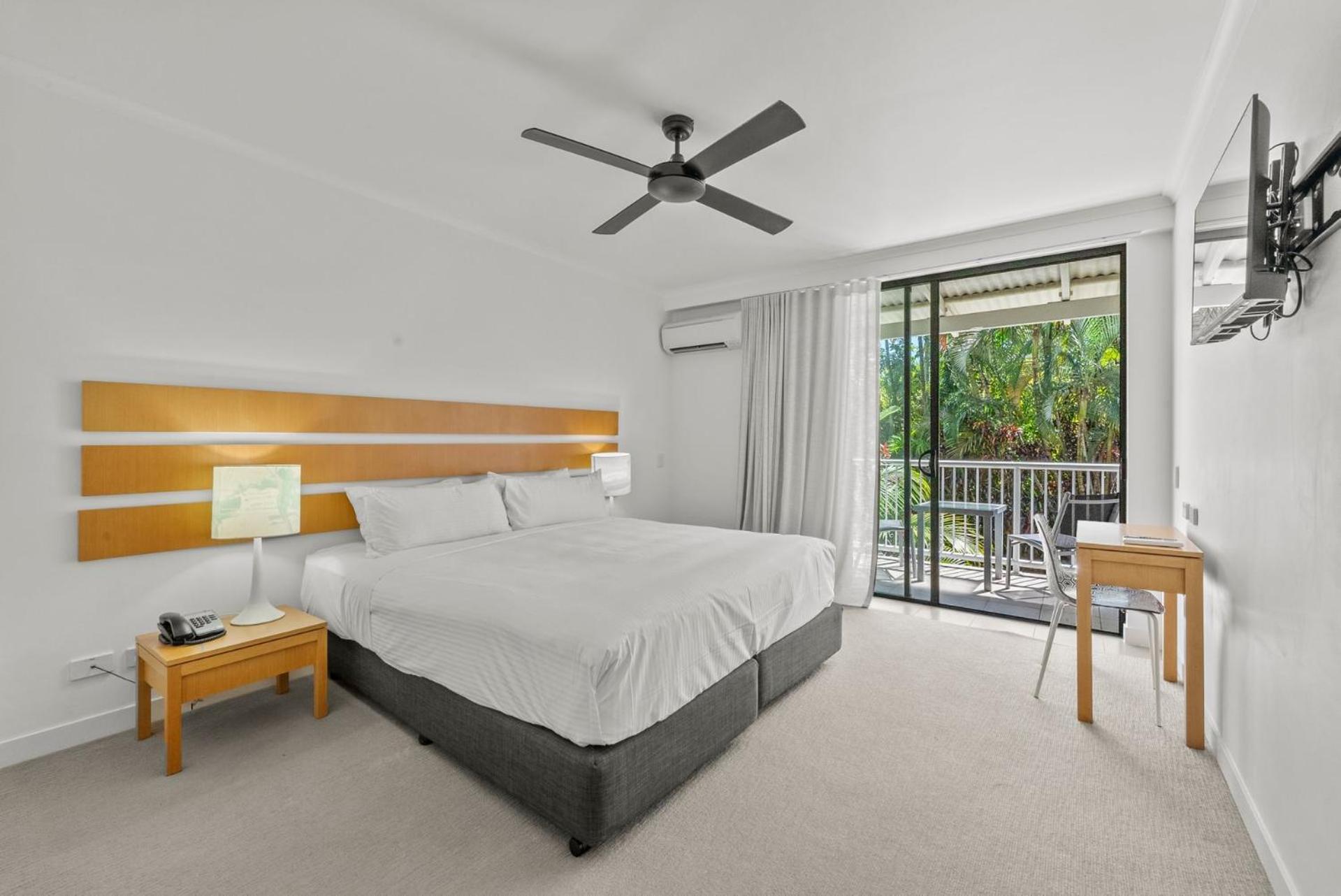 Hotel 1105 Oaks - *