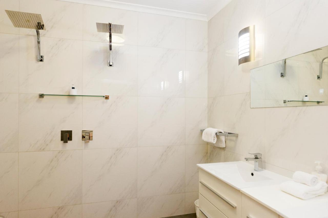 Apartment Luxury Penthouse 5 Bdr 3 Bath Twin Rain Showers 365 Sq Mtrs *